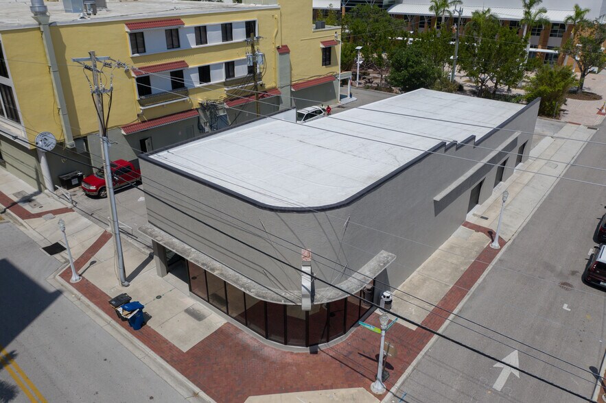 More Photos Of 1529-1531 Lee St, Fort Myers Bar For Sale