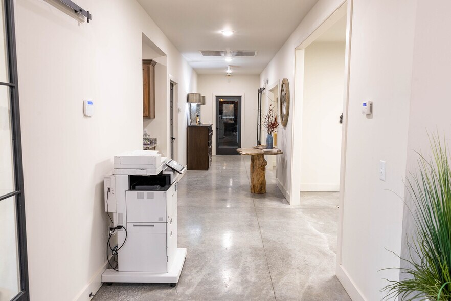 More Photos Of 5830 Highway 231 S, Castalian Springs Showroom For Sale