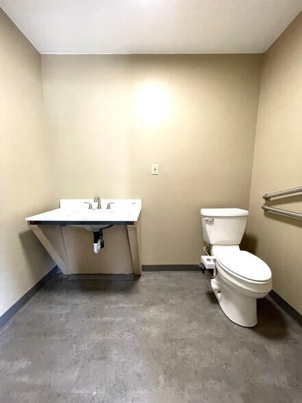 More Photos Of 220 N Phoenix Ave, Russellville Medical For Sale