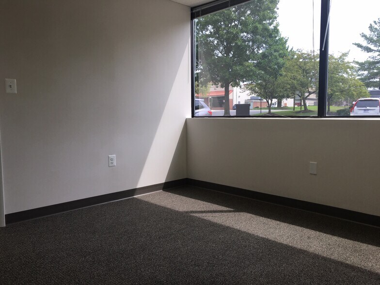 More Photos Of 503 Carlisle Dr, Herndon Flex For Lease
