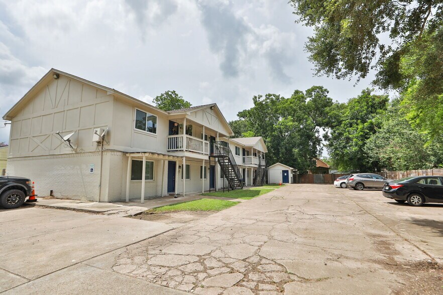 More Photos Of 1312 W Adoue St, Alvin Apartments For Sale