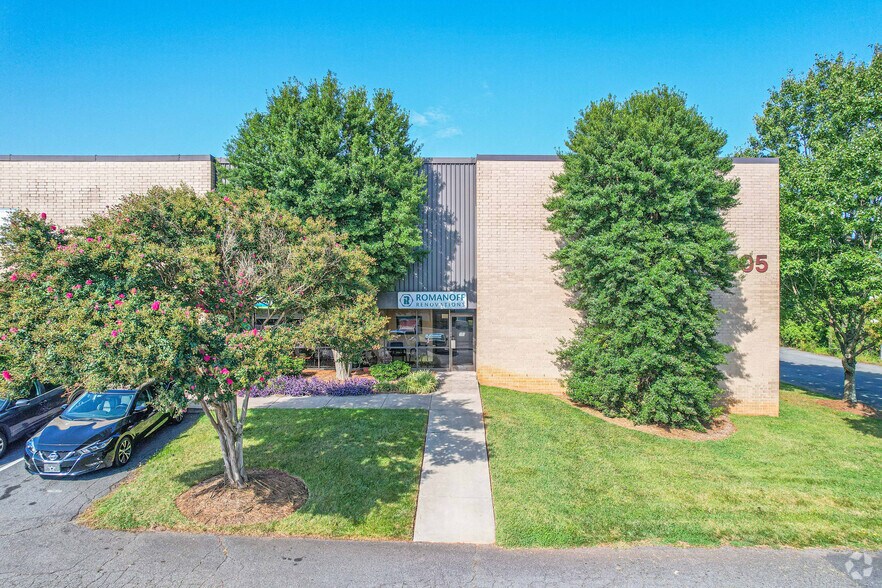 More Photos Of 807 Pressley Rd, Charlotte Unknown For Lease