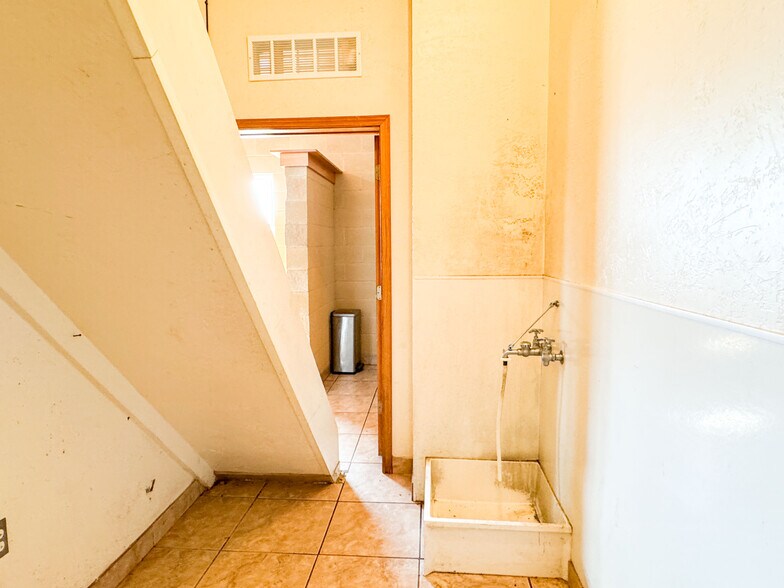 More Photos Of 115 E 8th St, Cisco Restaurant For Sale