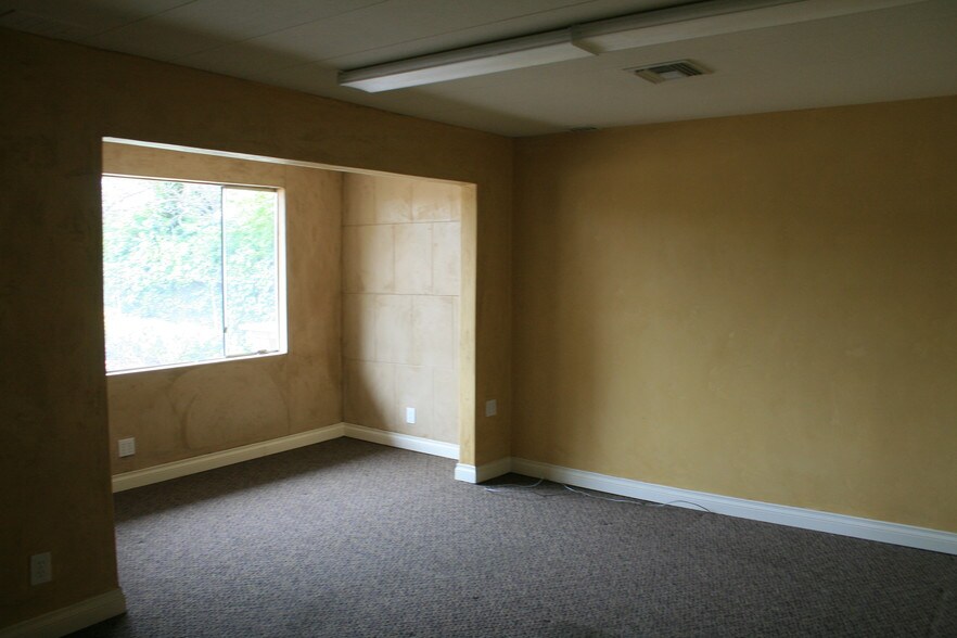 More Photos Of 28378 Roadside Dr, Agoura Hills Showroom For Lease