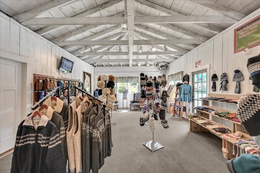 More Photos Of 608 Atlantic Hwy, Northport Freestanding For Sale