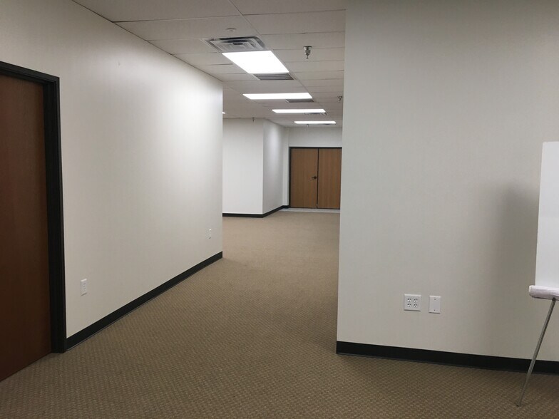 More Photos Of 709-711 Business Way, Wylie Showroom For Lease