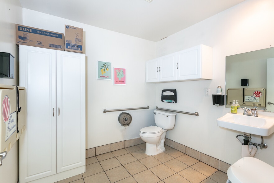 More Photos Of 605 Azusa, Azusa Storefront Retail Office For Sale