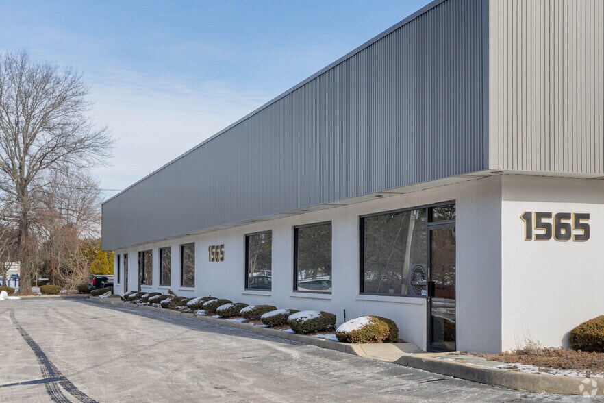 More Photos Of 1565 Sycamore Ave, Bohemia Warehouse For Lease