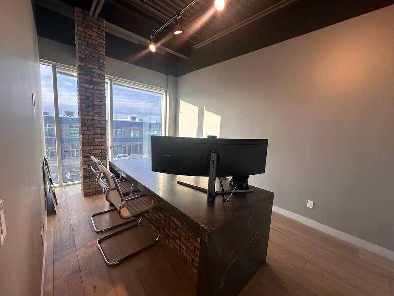 More Photos Of 3223 5 Av NE, Calgary Office For Sale