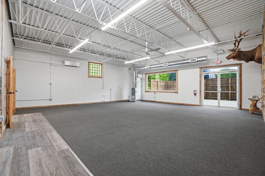 More Photos Of 16821 Park Circle Dr, Chagrin Falls Office For Sale