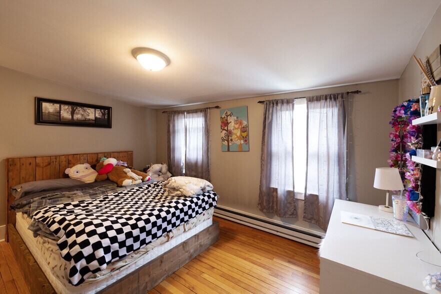 More Photos Of 13 Park Ave, Hadley Restaurant For Sale