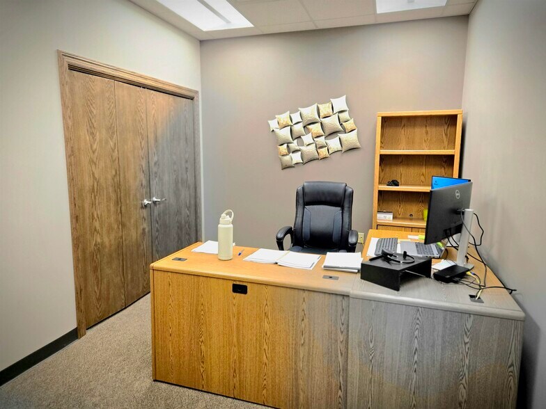 More Photos Of 1545 Associates Dr, Dubuque Office For Lease