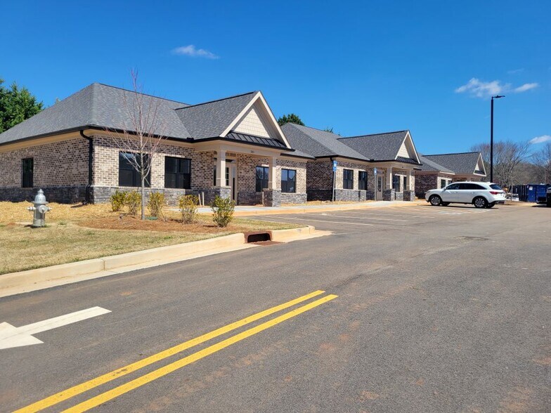 More Photos Of 1060 Garland Dr, Bogart Office For Lease