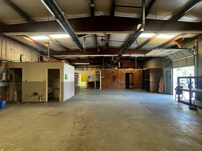 More Photos Of 2002 Centre Ave, Roanoke Cement Gravel Plant For Sale