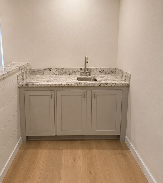 More Photos Of 5924 West Blvd, Los Angeles Office For Sale