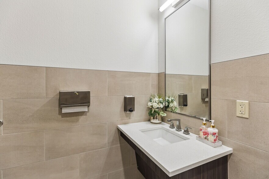 More Photos Of 4358 Lockhill Selma Rd, Shavano Park Medical For Lease