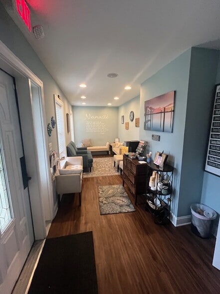 More Photos Of 101 W Park Pl, Middletown Office For Sale