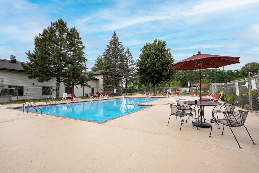 More Photos Of 1116 Broadway, Wisconsin Dells Hotel For Sale