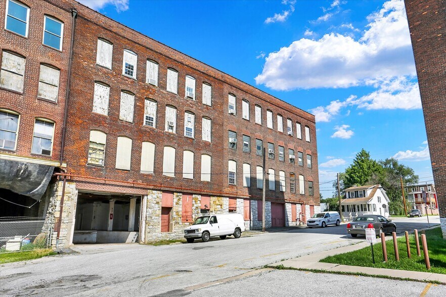 More Photos Of 701 E Hay St, York Warehouse For Lease