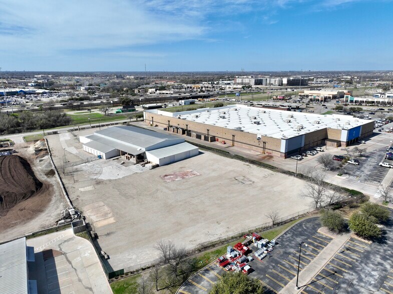 More Photos Of 6000 Split Trail Rd, Plano Warehouse For Lease