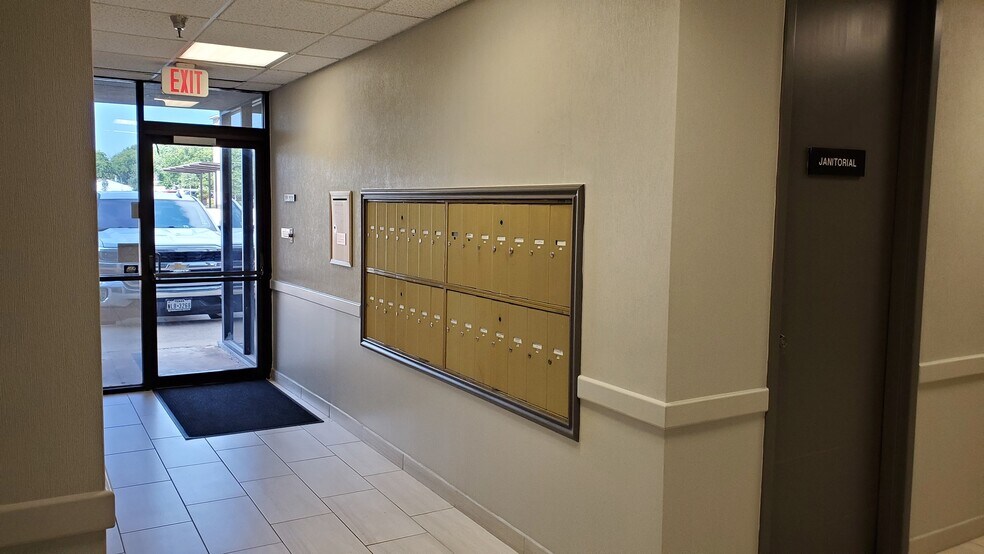 More Photos Of 407 N Cedar Ridge Dr, Duncanville Office Residential For Lease