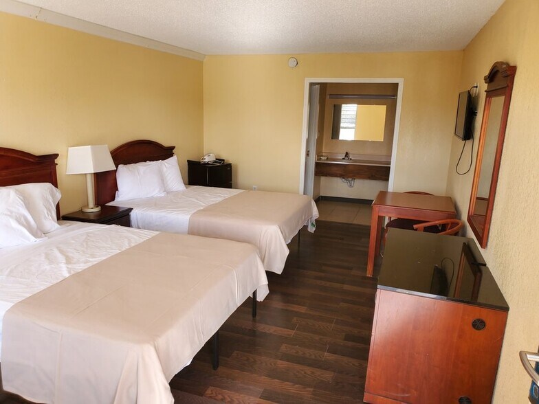 More Photos Of 1525 E Union St, Vienna Hotel For Sale