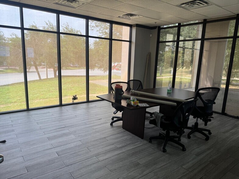 More Photos Of 801 Hallmark Dr, Laredo Warehouse For Lease