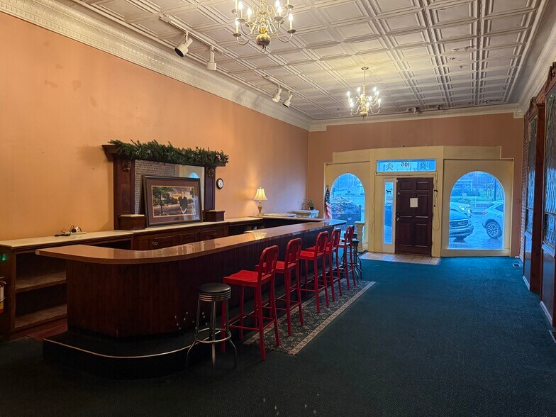 More Photos Of 105 1st Ave N, Lewisburg General Retail For Lease