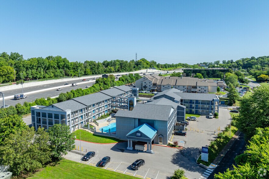 More Photos Of 2425 Atrium Way, Nashville Apartments For Sale