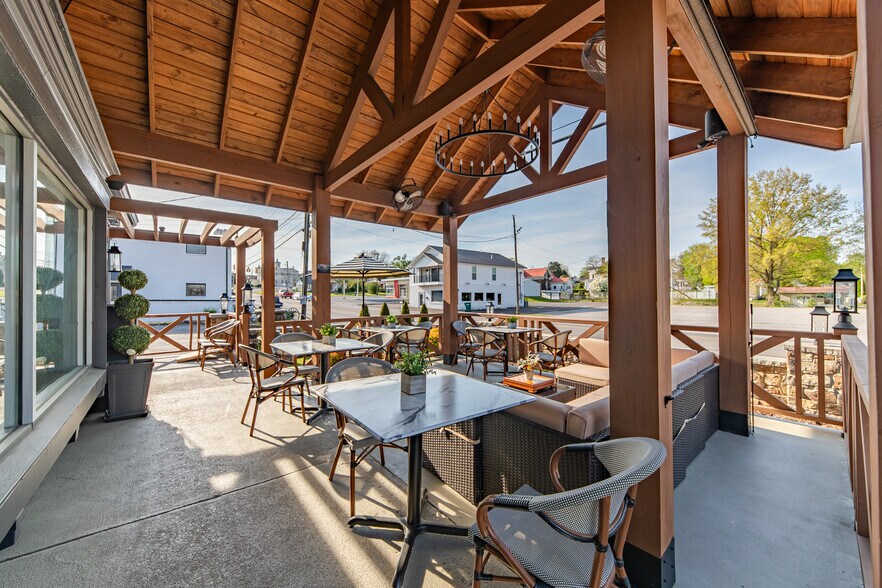 More Photos Of 320 W College St, Pulaski Fast Food For Sale