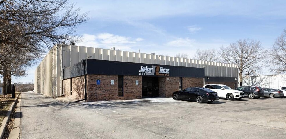 More Photos Of 9806-9810 Alden Rd, Lenexa Warehouse For Sale