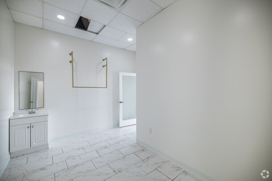 More Photos Of 15115 Westheimer Rd, Houston Storefront Retail Office For Lease