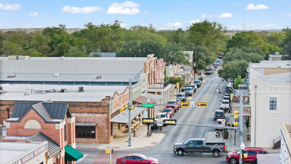 More Photos Of 925 Main St, Bastrop Office Residential For Sale