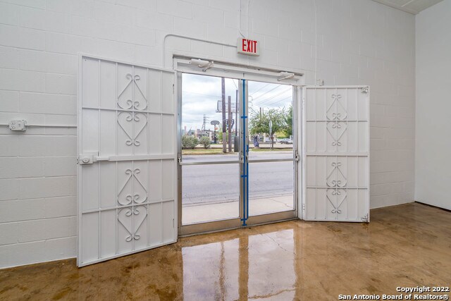 More Photos Of 1020 Roosevelt Ave, San Antonio Freestanding For Sale