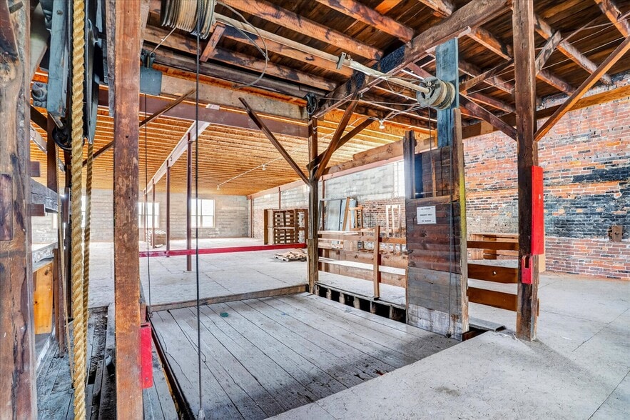 More Photos Of 33 W Olive St, Aurora General Retail For Sale