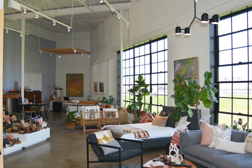 More Photos Of 2530-2532 Converse St, Dallas Light Manufacturing For Sale