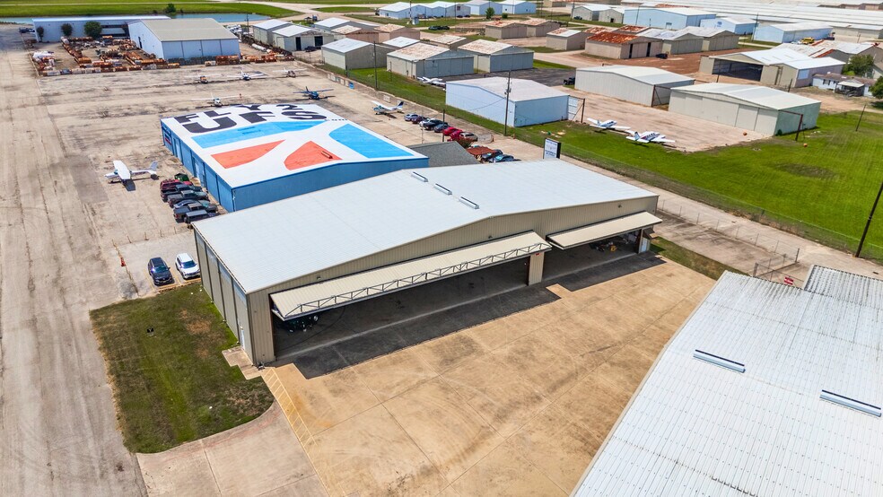 More Photos Of 20115 Stuebner Airline Rd, Spring Airplane Hangar For Lease