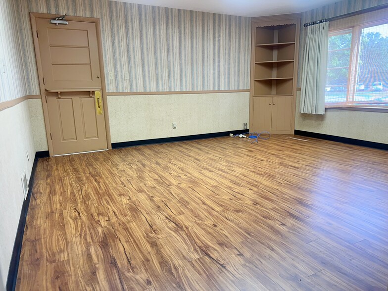 More Photos Of 2855 SE Kansas Pl, Topeka Veterinarian Kennel For Lease