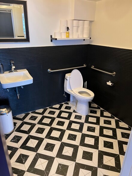 More Photos Of 12319 Ventura Blvd, Studio City Storefront For Lease