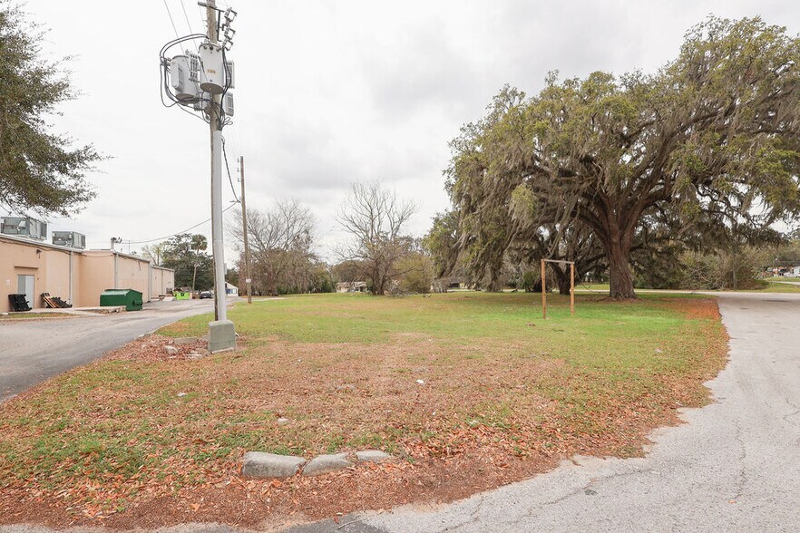 More Photos Of 5810-5840 SE Abshier Blvd, Belleview Storefront For Lease