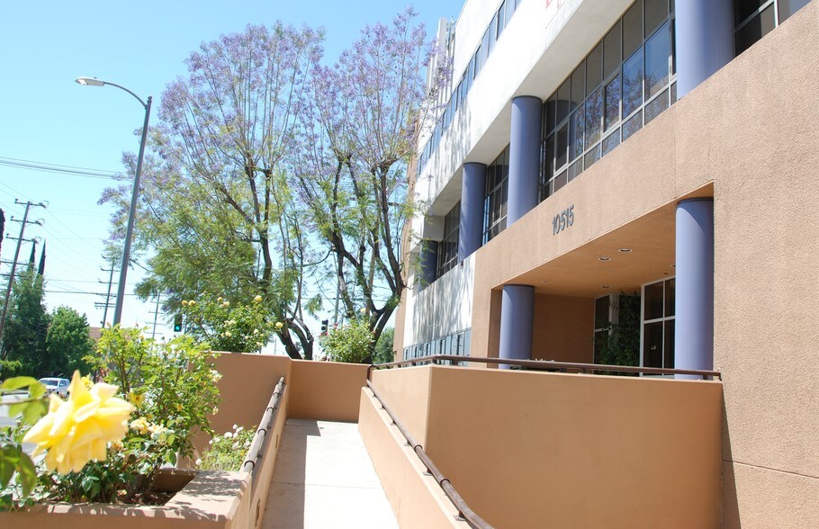 More Photos Of 10515 Balboa Blvd, Granada Hills Medical For Lease