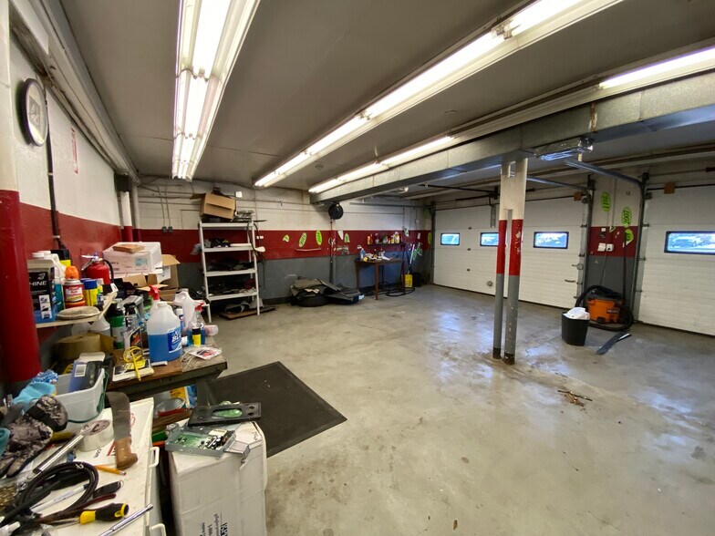 More Photos Of 29 Bridge St, Pelham Auto Dealership For Lease
