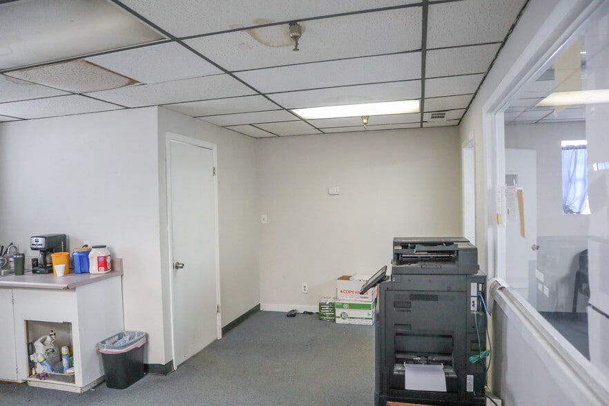 More Photos Of 572-2 Appleyard Dr, Tallahassee Warehouse For Lease