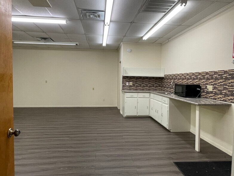 More Photos Of 204 W Coombs St, Alvin Medical For Lease