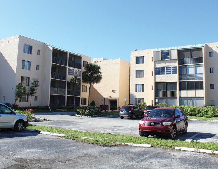 More Photos Of 2725 Somerset Dr, Lauderdale Lakes Apartments For Sale