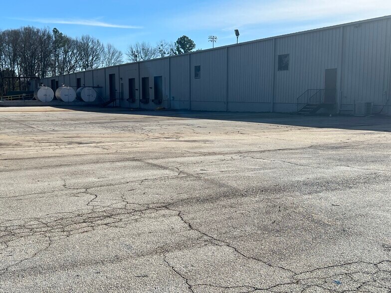 More Photos Of 1 Leggett Rd, Social Circle Warehouse For Lease