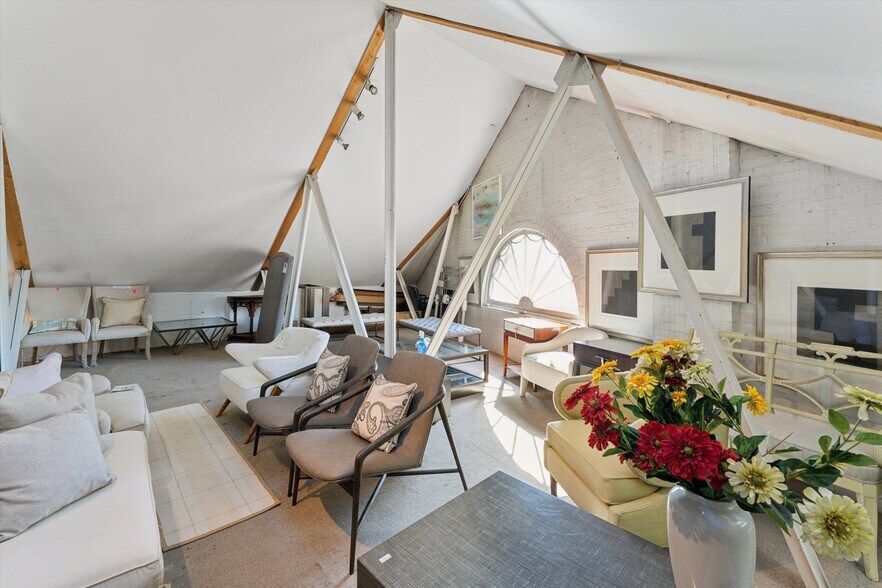 More Photos Of 53 N Sea Rd, Southampton Freestanding For Sale