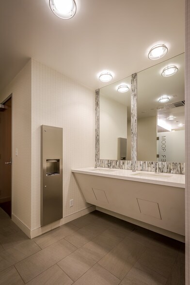 More Photos Of 9920 Pacific Heights Blvd, San Diego Office For Lease