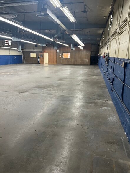 More Photos Of 13513 Sherman Way, Van Nuys Manufacturing For Sale