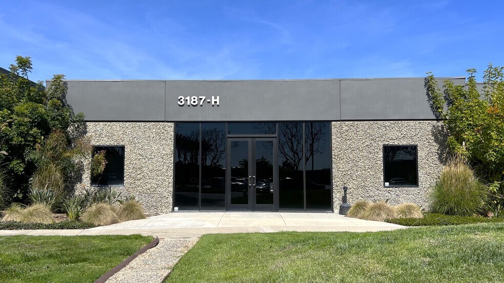 More Photos Of 3187 Airway Ave, Costa Mesa Light Manufacturing For Sale